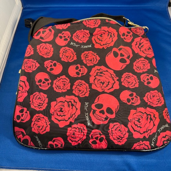 Betsey Johnson Skull and Roses Rockabilly Pin Up Punk Goth Crossbody Bag - Picture 2 of 8